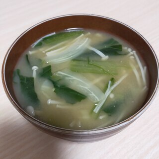 小松菜とえのきとキャベツの芯のお味噌汁